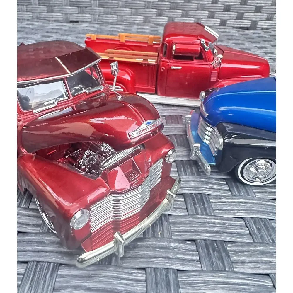 A50 Lot of 3 Diecast 1947-53 Chevrolet Pickup Trucks 1:24 Scale Classic Vintage